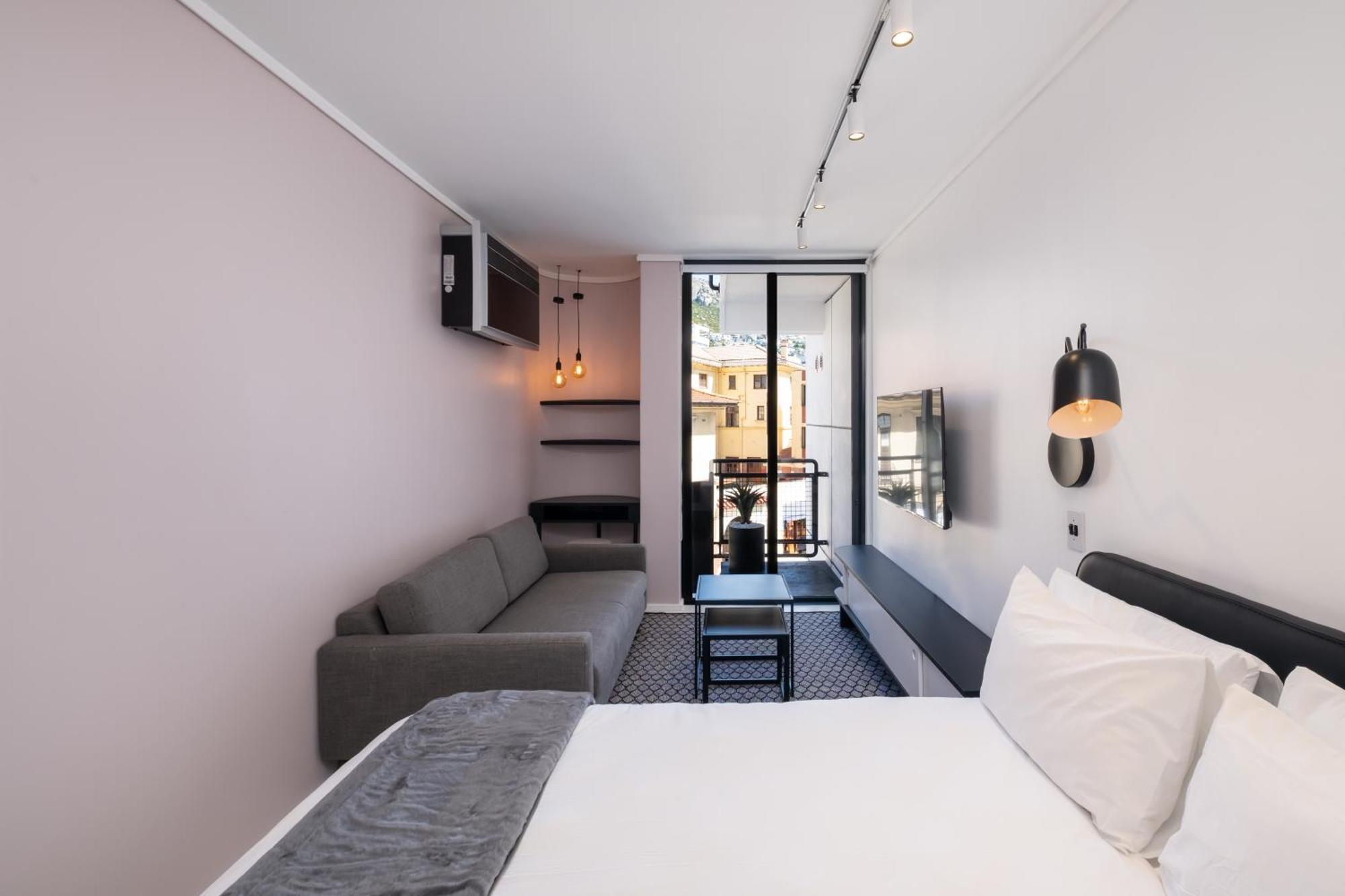 Flamingo 207: Modern With Balcony