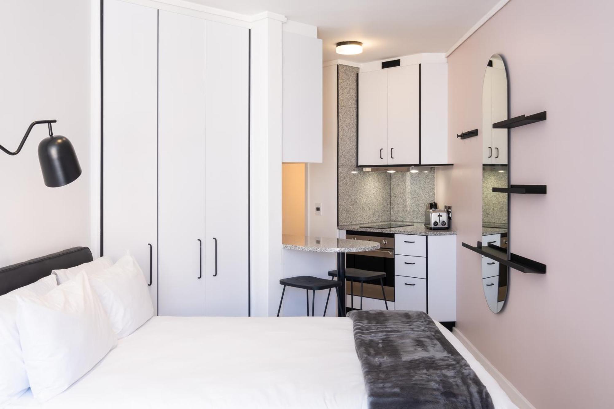 Flamingo 207: Modern With Balcony